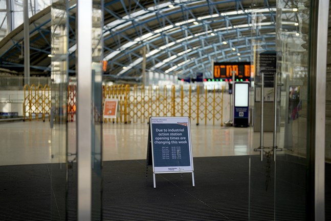 En skylt på Waterloos tomma station i London visar de nya öppettiderna under strejken.