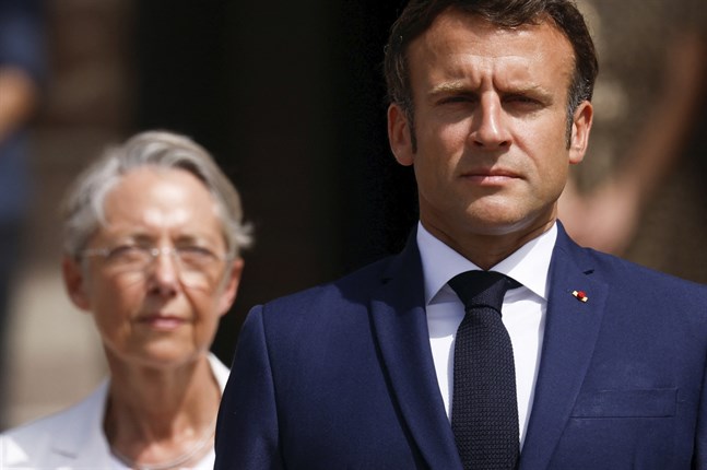 Frankrikes president Emmanuel Macrons regering, ledd av premiärminister Élisabeth Borne (i bakgrunden), kan inte längre luta sig mot en parlamentarisk majoritet. Arkivbild.