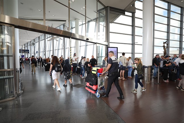 Swedavia kommer att fortsätta att stärka upp bemanningen i säkerhetskontrollen på Arlanda under hela sommaren för att minska köerna. Arkivbild.