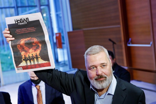 Ryske journalisten och fredspristagaren Dmitrij Muratov i samband med rekordauktionen.