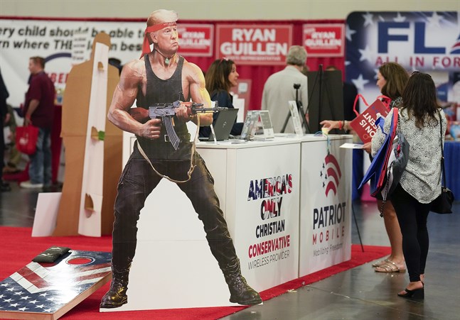 En pappdocka av Donald Trump som actionfigur, redo att skjuta, på Republikanska partiets konvent i Houston, Texas, som hölls under helgen.