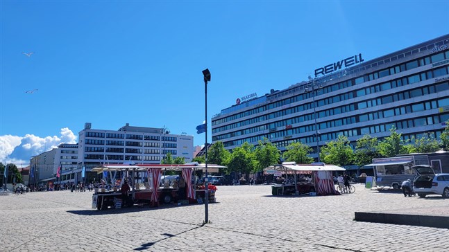 I april kom det fram att torget skulle få ett aktivitetsområde. På grund av försenade leveranser syns inget område på torget ännu, men i början av juli borde det vara färdigt.