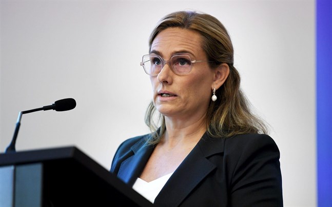 "Flaskhalsarna i produktionen och de höga råvarupriserna bidrar till att höja inflationen", säger prognoschef Meri Obstbaum vid Finlands Bank.