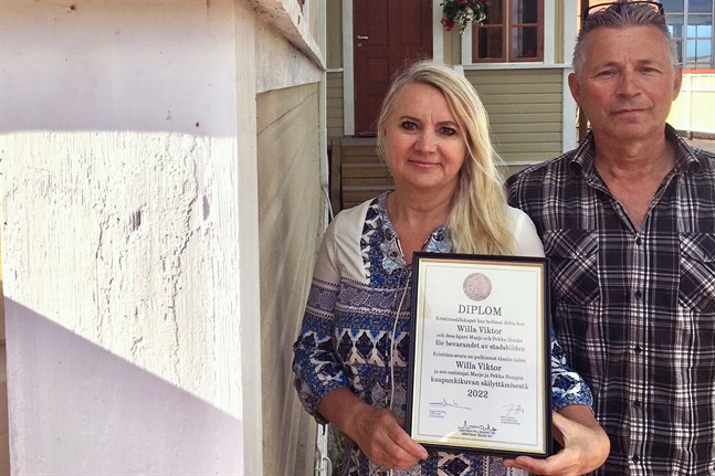 Marjo och Veli-Pekka Honko och deras företag Willa Viktor belönades då Kristinasällskapet för första gången delade ut priset för bevarandet av stadsbilden.