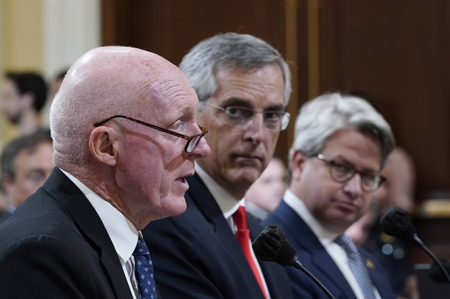 Georgias delstatsminister Brad Raffensperger i mitten. Till höger om honom Georgias biträdande delstatsminister Gabriel Sterling och längst fram talmannen i Arizonas delstatsparlament. Alla tre är republikaner som vittnade under tisdagen inför det kongressutskott som utreder stormningen av Kapitolium.