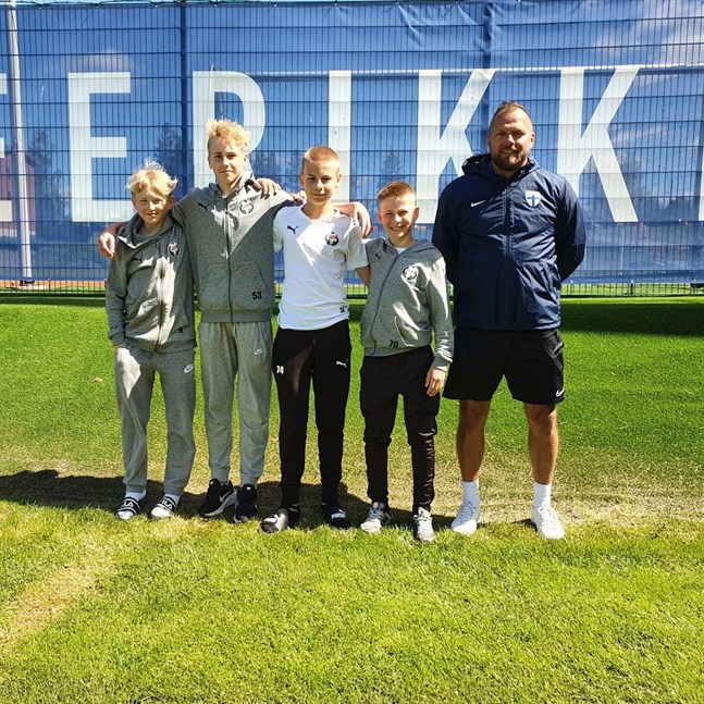 Tränaren Patrick Stenman tillsammans med sina fyra Jaroadepter Max Gäddnäs, Jonah Lönnqvist, Milton Östman och Joar Laakso.