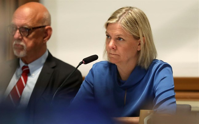 EU-minister Hans Dahlgren (S) och statsminister Magdalena Andersson (S) under EU-nämndens sammanträde där regeringen fick stöd för att driva på för Ukraina och Moldavien som kandidater för EU-medlemskap.