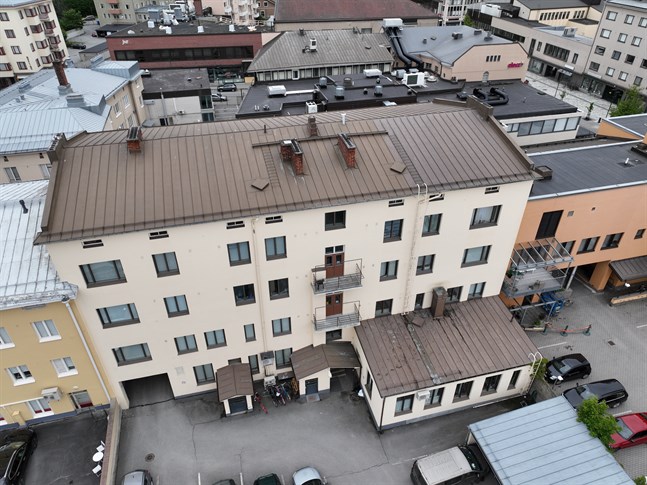 Styrelsen för husbolaget på Storgatan ska diskutera om man borde vidta åtgärder, till exempel taggtråd, för att förhindra att tonåringar tar sig upp på taket.
