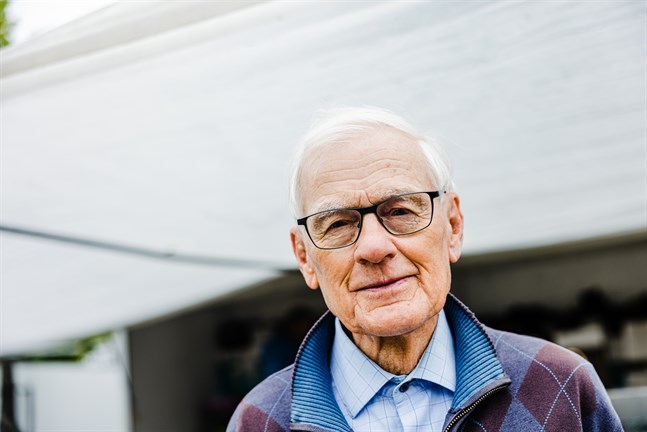 "Min framtid är väldigt ljus", säger den 87-åriga skohandlaren.