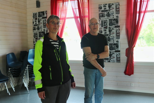 Anneli Pellfolk är ordförande i Korsnäs ungdoms- och byaförening sedan femton år och Lasse Matkoski har varit med i styrelsen i drygt tjugo år. Nu räcker deras tid och ork inte till föreningen längre.