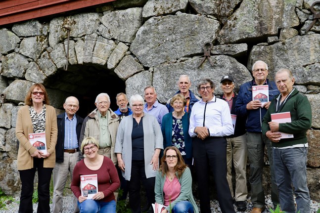 Årets redaktion och några av skribenterna. Från vänster: Margareta Södergård, Sven Thors, Ruben Anderson, Uffe Johansson, Maj-Britt Höglund, Leif Öling, Lise Hägglund, Paul Sandström, Alvar Härtull, Sven Simons, Bertel Holmlund och Erik Sepänaho. Knästående Margareta Nordqvist och Rita Björklund.