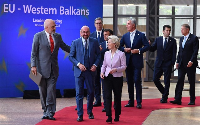 De 27 EU-ländernas stats- och regeringschefer väntas vid kvällens toppmöte i Bryssel säga ja till EU-kommissionens förslag från förra veckan om kandidatstatus för Ukraina och Moldavien.
