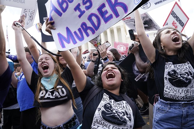 Abortmotståndare jublar utanför Högsta domstolen i Washington DC.
