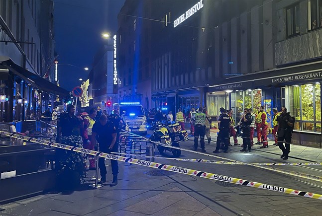 Polis och räddningspersonal på plats vid brottsplatsen.