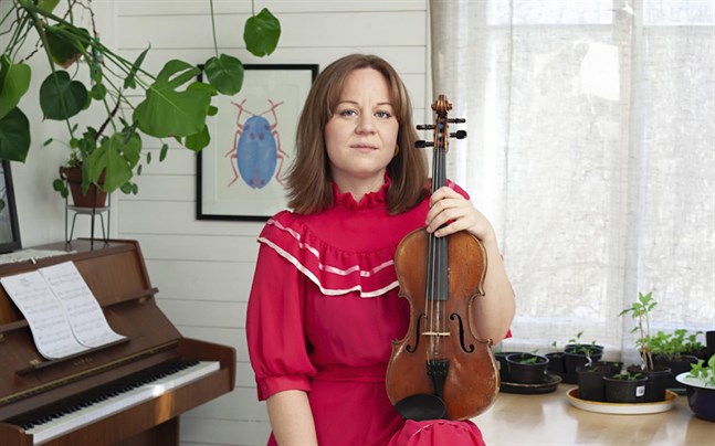 I sin nya låt "Aldrig, aldrig, aldrig" fortsätter Lina Teir att sätta fokus på rasismen och kampen mot den.