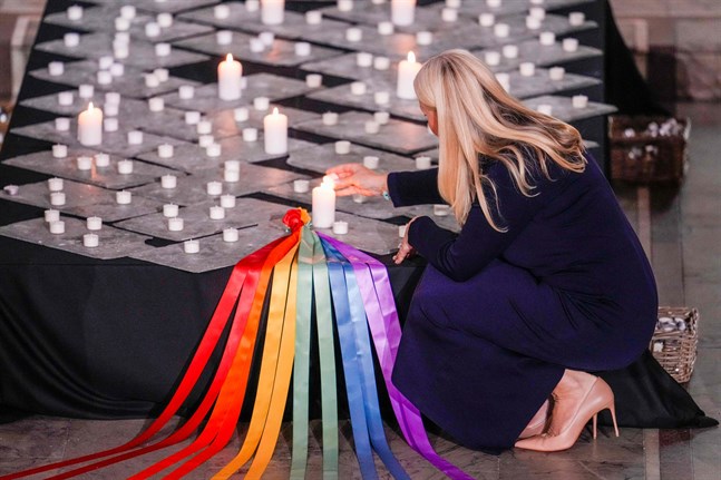 Kronprinsessan Mette-Marit av Norge tänder ljus under en gudstjänst i Oslo domkyrka den 26 juni – en dag efter en skottlossning i centrala Oslo där två personer dödades och ett 20-tal personer skadades.