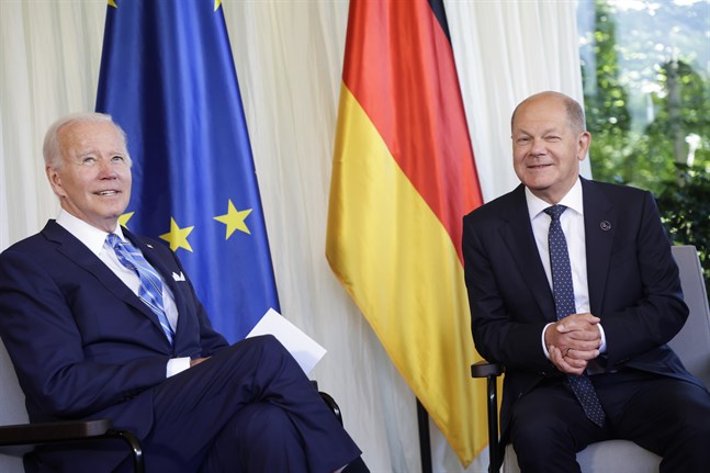 Tyska förbundskanslern Olaf Scholz tar emot USA:s president Joe Biden på G7-mötet i Tyskland.