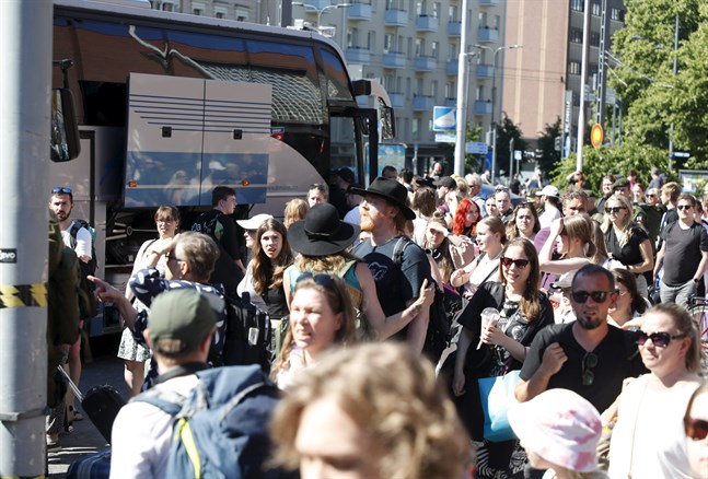 I Tammerfors bildades stora folksamlingar på söndagen då många midsommarfirare skulle ta sig hem med tåg.