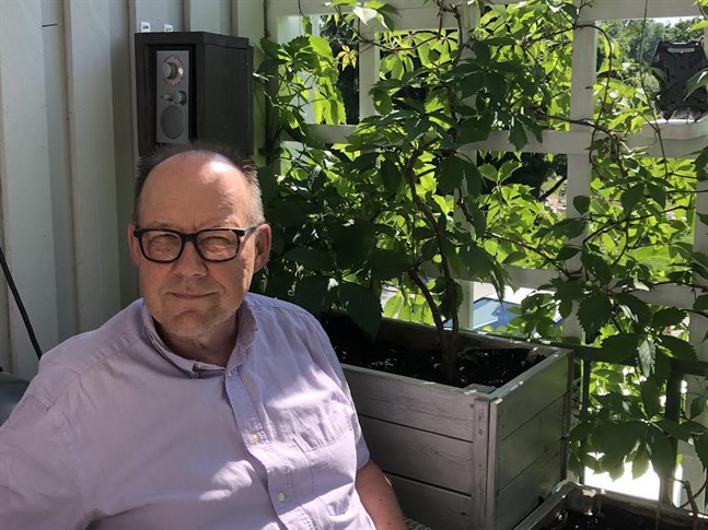 Christer Strömbäck fick hudcancer i en mörk fläck på hjässan för två år sedan. Han uppmanar andra att skydda sig mot solens ultravioletta strålar och visa hudförändringar för läkare.