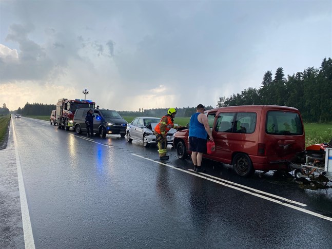 Det small till ordentligt på Jakobstadsvägen i Nykarleby på tisdagseftermiddagen.