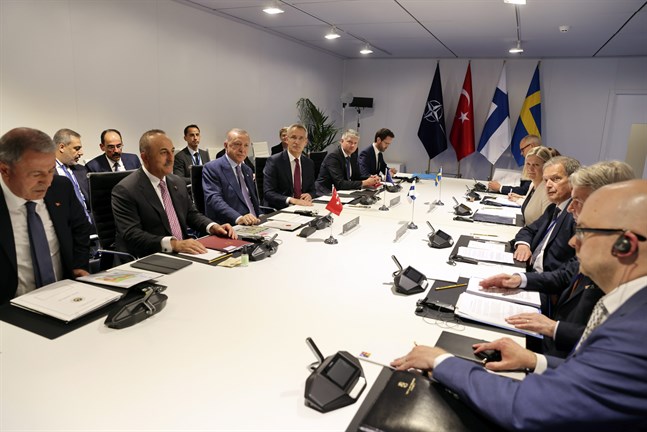 President Sauli Niinistö och Sveriges statsminister Magdalena Andersson förhandlade fram en överenskommelse med den turkiska presidenten Recep Tayyip Erdogan på tisdagskvällen.