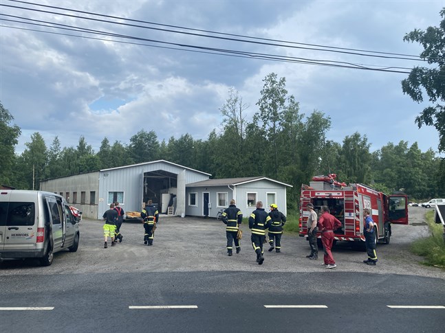 Flera räddningsenheter var på plats och kontrollerade att branden i industrihallen inte spridit sig.