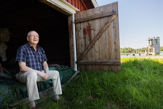 – Som farfar är det svårt att på tv se små barn vars ögon är fyllda av oförståelse och rädsla, jag har nästan gråtit då jag sett det, säger Antti Tuuri om kriget i Ukraina.