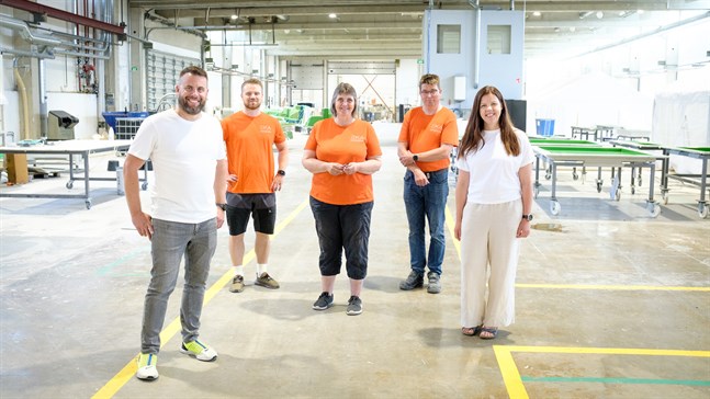 Fabrikshallen på knappt 1,2 hektar är inom kort i fullt bruk med plats för tre monteringslinjer. Som planerat har produktionsvolymerna inklusive arbetsstyrkan mer än fördubblats sedan flytten från båtvarvet i Nykarleby för fyra månader sedan.