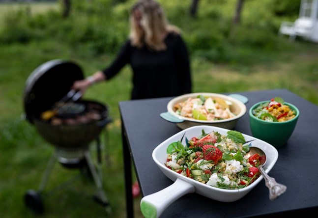 Satsa på läckra tillbehör när grillen är i gång. Bulgursallad med massor av färska örter och grönsaker både mättar och drygar ut.