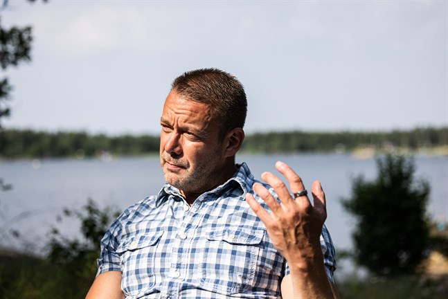 Stefan Wallin vid sin sommarstuga i Västervik i Vasa skärgård.