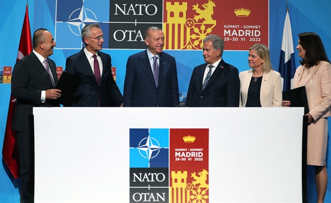 Turkiets utrikesminister Mevlut Cavusoglu, Jens Stoltenberg, Turkiets president Recep Tayyip Erdogan, president Sauli Niinistö, Sveriges statsminister Magdalena Andersson och Sveriges utrikesminister Ann Linde.