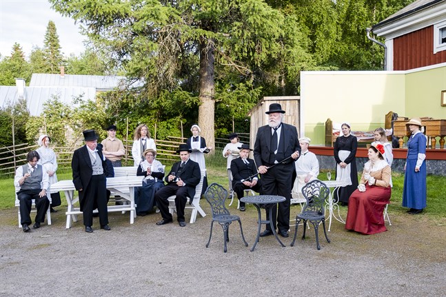 En av scenerna i sommarpjäsen "Markurells i Wadköping" på Torgare. Stora delar av stadens invånare samlas när det är dags att avslöja vem som klarat examen.