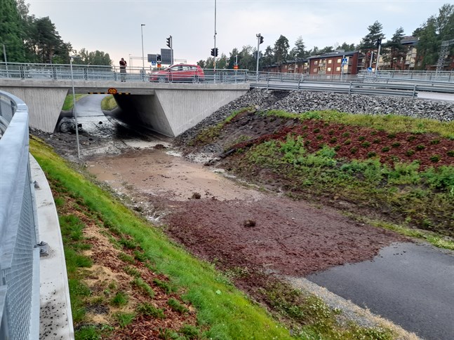 På onsdagen rasade jordmassorna vid underfarten vid Alskatvägen ner på grund av regnet. På bron står brandförman Marko Salminen.