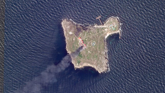 Satellitbild på Ormön efter en misstänkt drönarattack mot ryska styrkor den 6 maj.