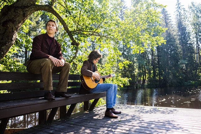 Tonårskillarna Matti (Christoffer Pått), till vänster, och Niila (Lukas Löfdahl) är huvudpersoner i sommarens pjäs "Populärmusik från Vittula" på Oravais Teater. I tonåren upptäcker de rockmusiken och startar ett band.