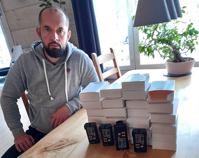 Rostyslav Kartalov med en del av den utrustning som han skickade ned till den ukrainska armén.