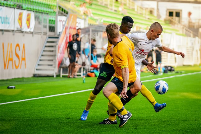 NIK:s Simon Kula förde NIK till ledningen på straffspark mot Korsnäs. Här mot VPS Akatemia och Felix Friberg (son till ex-jaroiten Henrik) och Brian Omondi Odongo.
