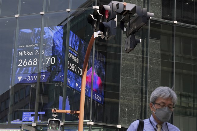 Tokyobörsens Nikkei 225-index hör till de asiatiska index som backar i den tidiga fredagshandeln. Arkivbild.