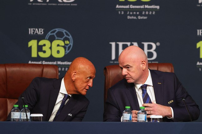Domarchefen Pierluigi Collina i samspråk med Fifa-bossen Gianni Infantino.