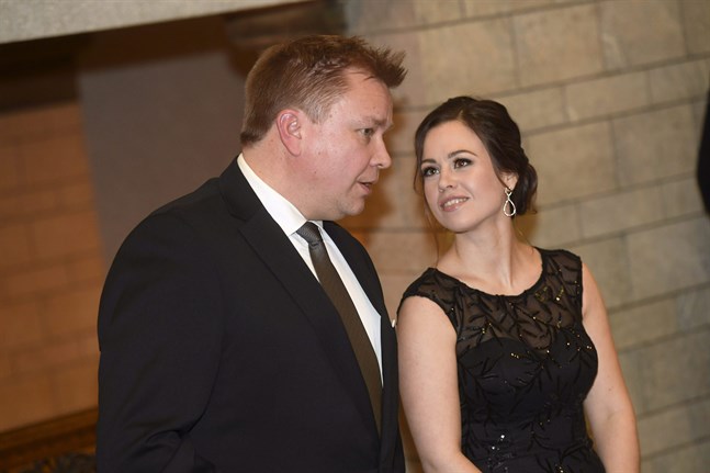 Försvarsminister Antti Kaikkonen (C) och Jannika Kaikkonen har fått en till son.