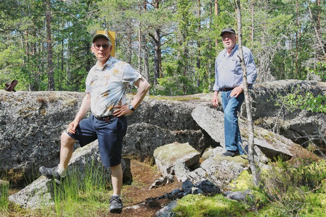 Ove Grandell och Rainer Böling har varit med och arbetat med de nya naturstigarna i Böle, Närpes. De har bara hört positiv respons sedan mitten av juni då stigarna blev klara.