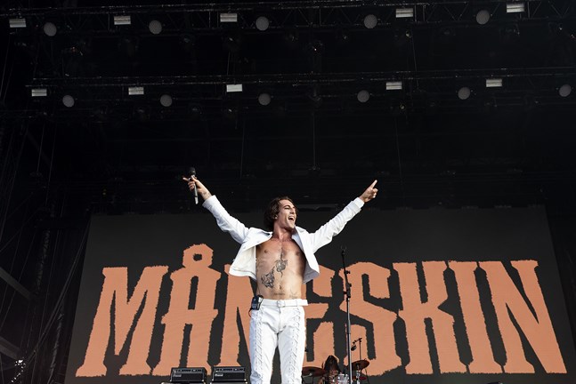Måneskin avslutade spelningen på Lollapalooza med att dra upp publiken på scenen.