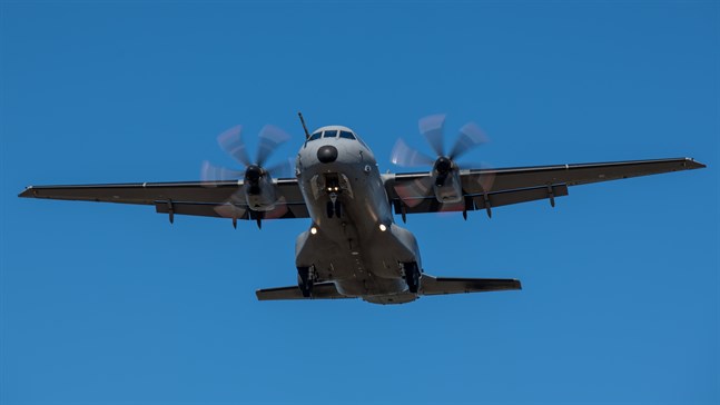 Ett av flygvapnets CASA C-295M-flygplan cirklade lågt över den österbottniska skärgården på torsdagen.