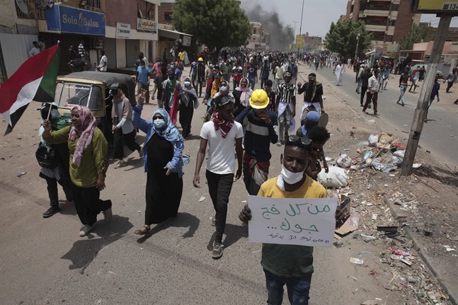 Sudanesiska demonstranter protesterar mot landets militärstyre i huvudstaden Khartoum på torsdagen.