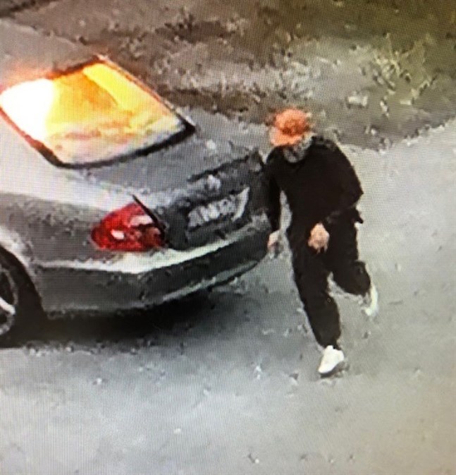 Polisen efterlyser tips om mannen som fångades på bild på platsen.