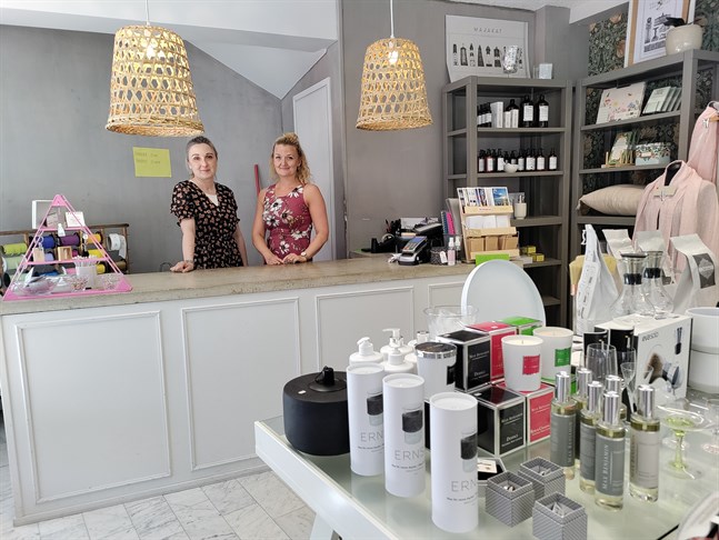 Jenny Stenvall-Nyfeldt och Lina Karlsson har startat slutförsäljningen vid Lenas shop och stänger butiken för gott senast den sista augusti.