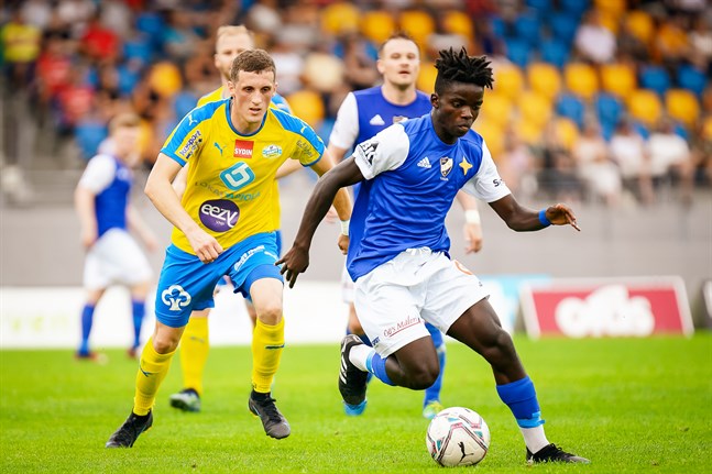 Lubunga Etoka byttes in i halvtid och blev matchhjälte för Vasa IFK. Här jagas han av Nedim Ibric.