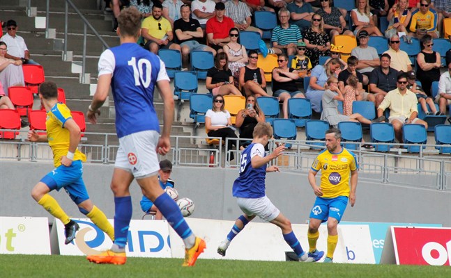 Det blev en jämn tillställning då Kraft och Vasa IFK möttes på Mosedal. Kakhaber Samsonia var en av de piggare i hemmalaget.