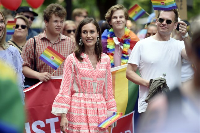 Statsminister Sanna Marin i mitten av prideparaden.