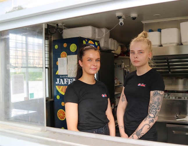 Emma Bjolin och Cecilia Björklund upplever att det aldrig varit så här varmt att jobba i grillen. De ser fram emot det utlovade svalare vädret.